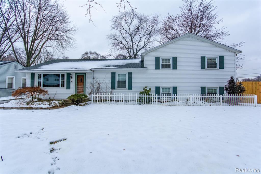 42 S Edgemont St, Belleville, MI 48111-2848