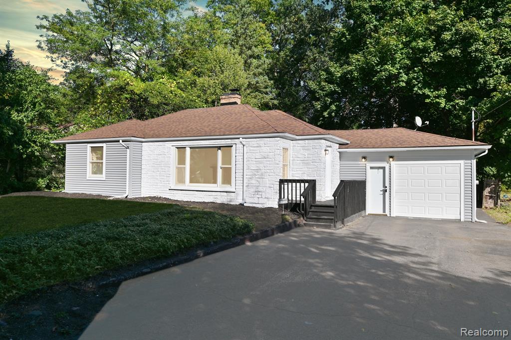 4465 Fenton Rd, Burton, MI 48529