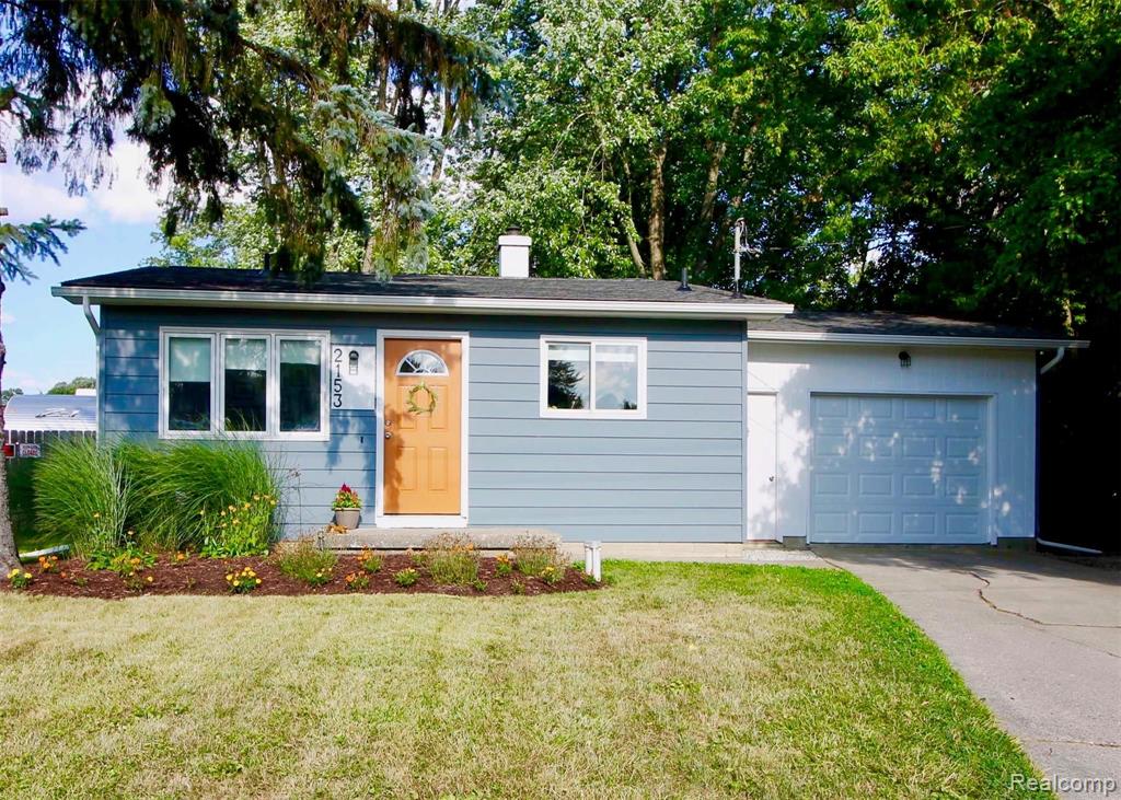 2153 Sandalwood Dr, Burton, MI 48519-1135