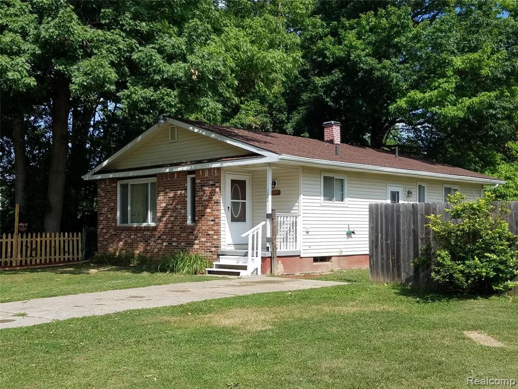 1395 E Williamson St, Burton, MI 48529-1639