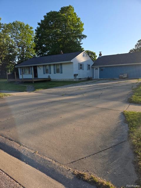 660 S Almont Ave, Imlay City, MI 48444-1403