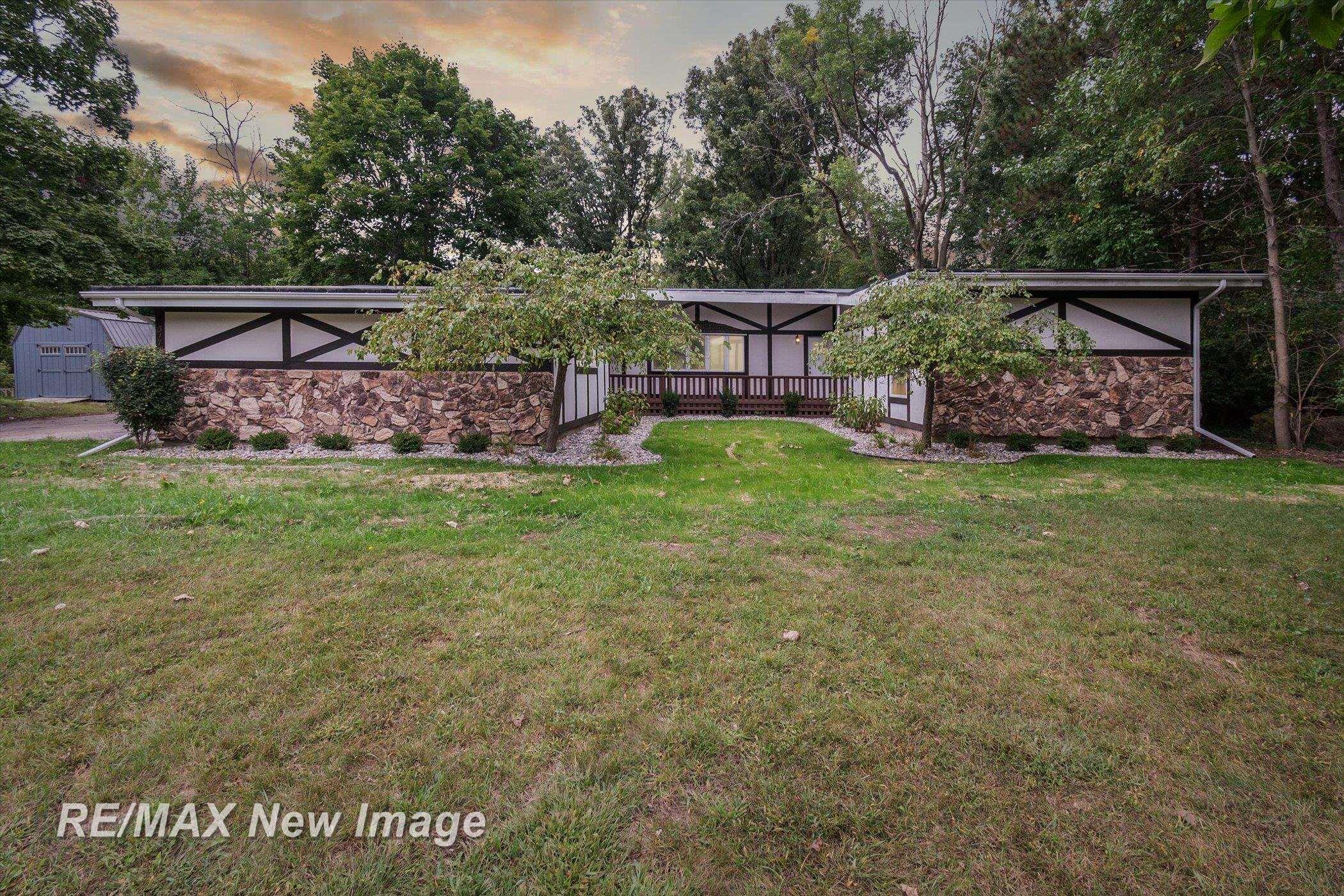 3173 E Bullock Creek Dr, Midland, MI 48640-8910