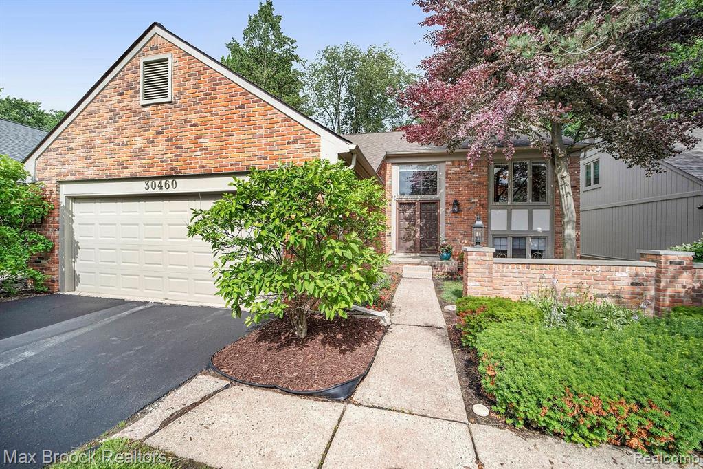 30460 Ramblewood Club Dr, Farmington Hills, MI 48331-1246