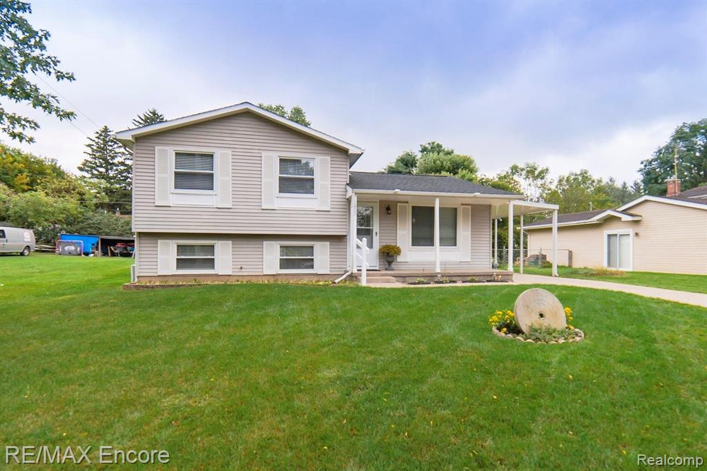 1800 La Salle Blvd, Highland, MI 48356-2751