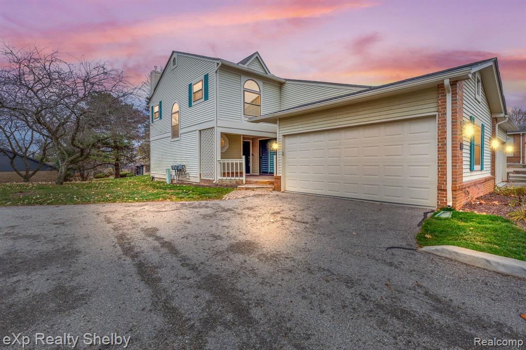 5614 Drake Hollow Dr W, West Bloomfield, MI 48322-1274