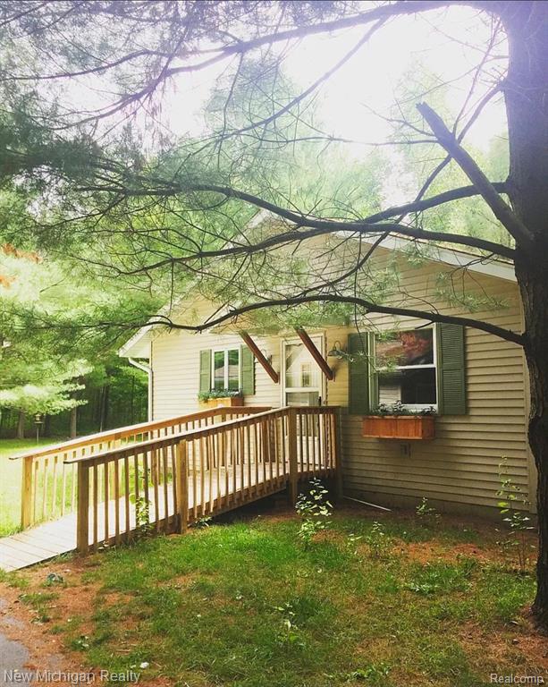 212 N Murray Rd, Caro, MI 48723-9167