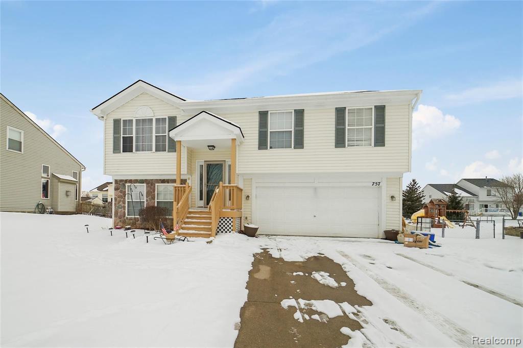 757 Ridgecrest Dr, Fenton, MI 48430
