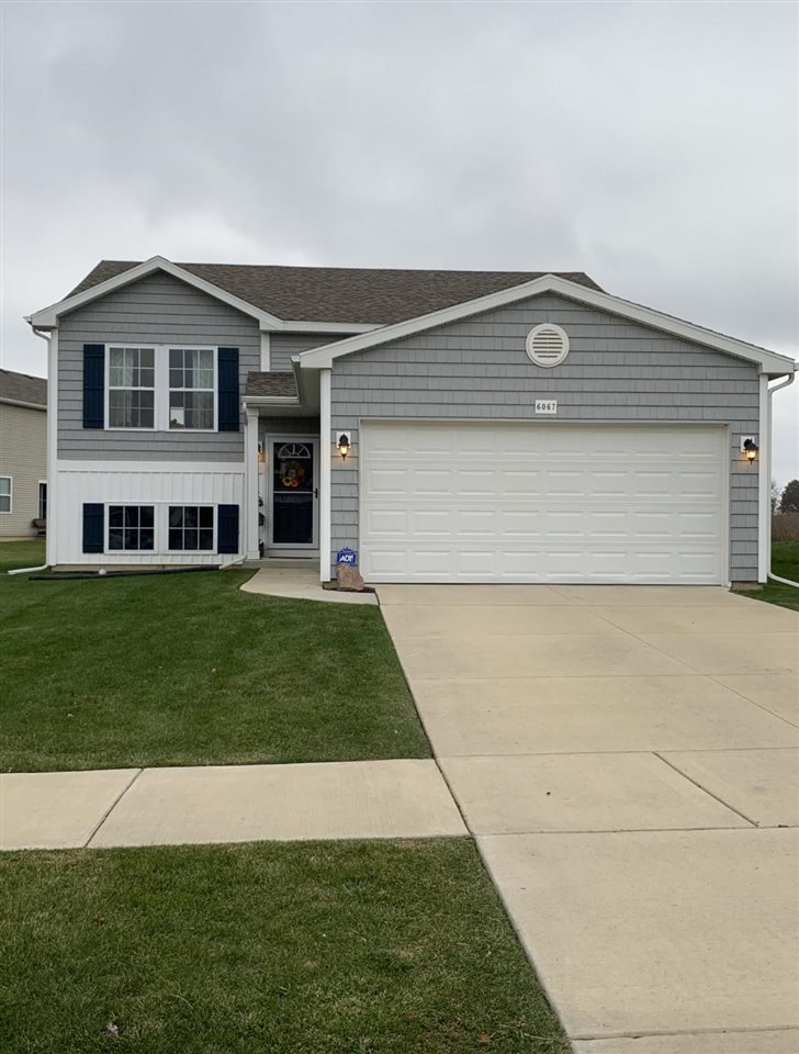 6067 Bluefield Dr, Linden, MI 48451