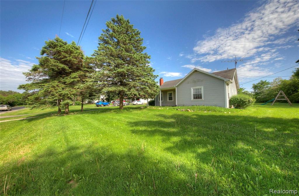6527 Baldwin Rd, Swartz Creek, MI 48473