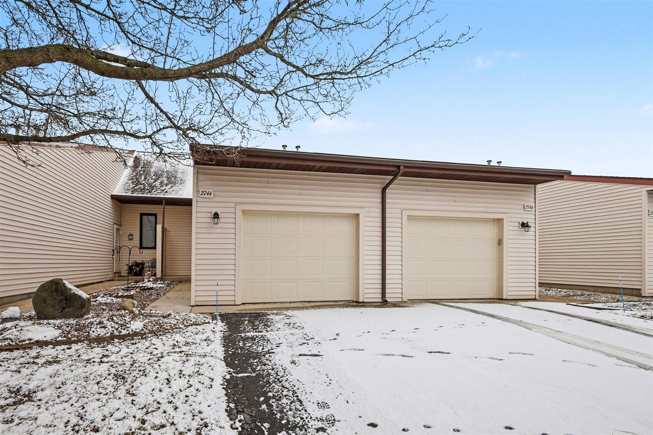 2744 Stonebluff Dr SW, Wyoming, MI 49519-6102