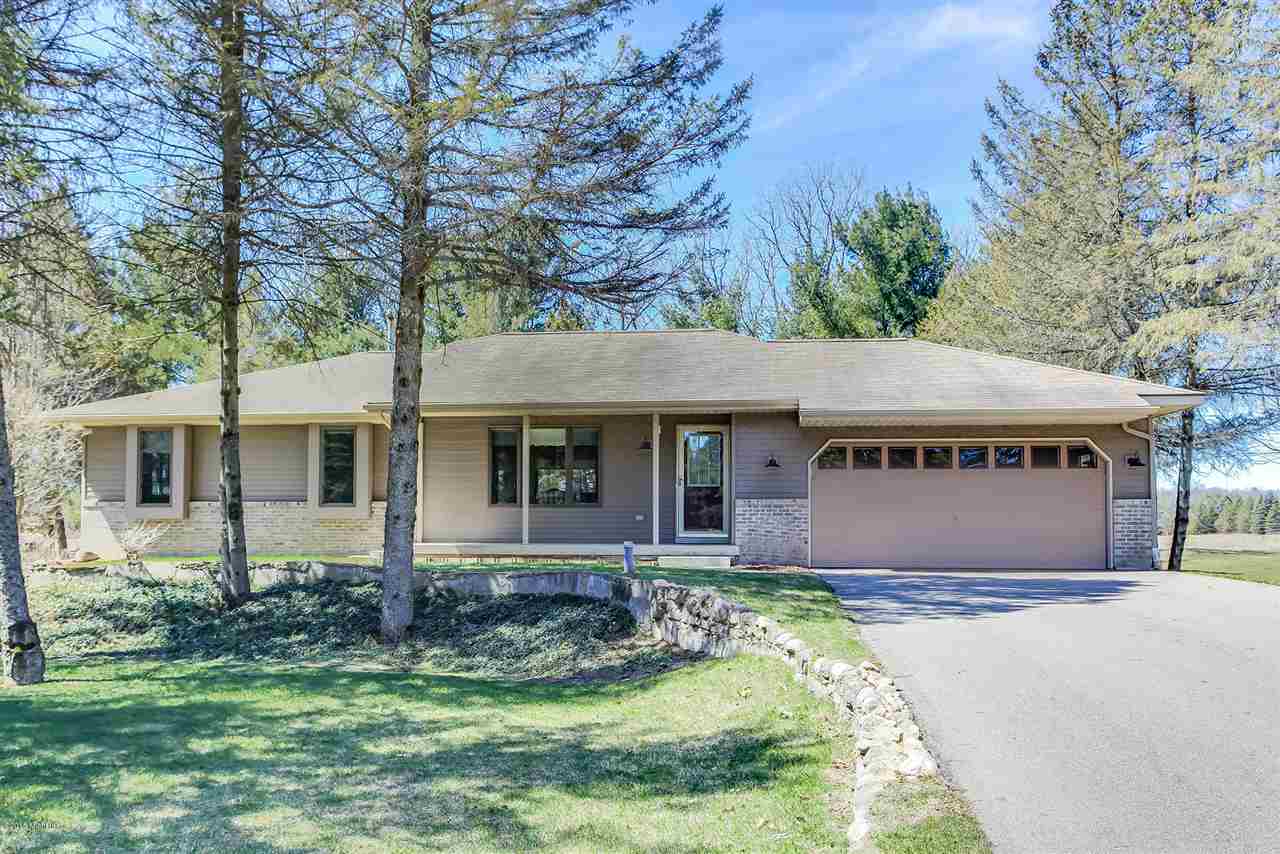 589 Forstrom Dr, Lowell, MI 49331-9688