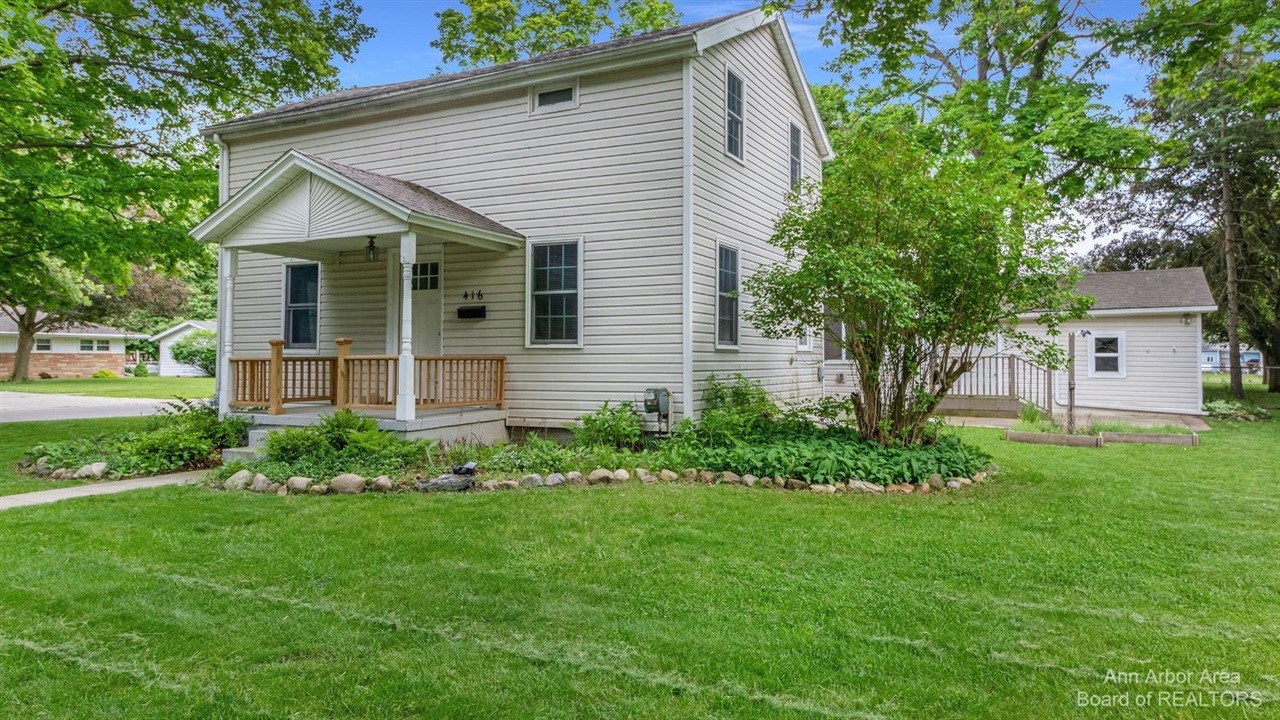 416 E Shawnee St, Tecumseh, MI 49286-1540