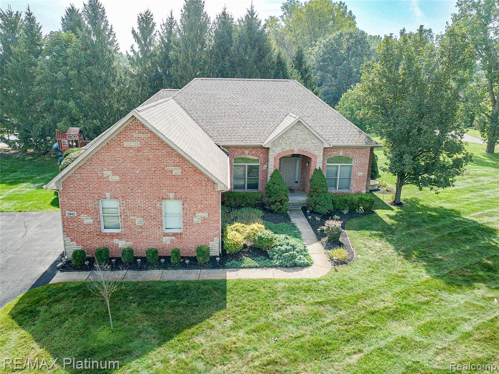 2940 Dana Pointe Dr, Pinckney, MI 48169-8510