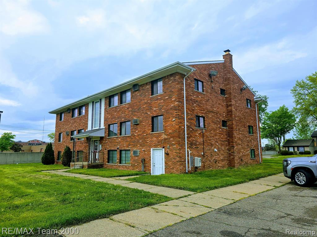 23214 Deanhurst St, Clinton Township, MI 48035