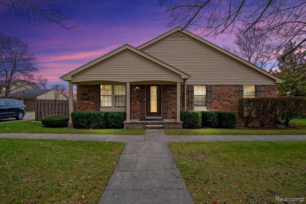 8400 Dogwood Ln, Warren, MI 48093