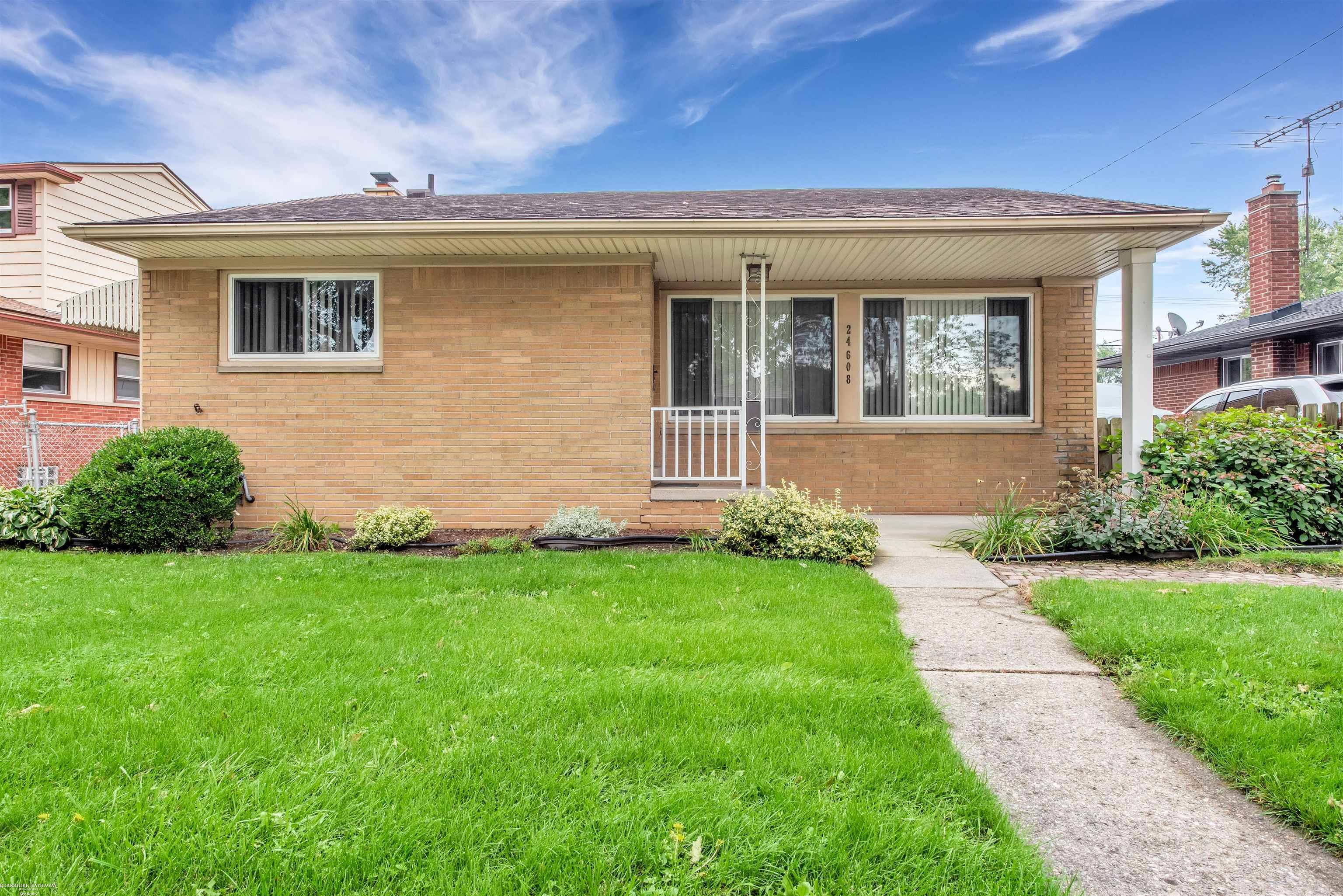 24608 Wood St, Saint Clair Shores, MI 48080-4404