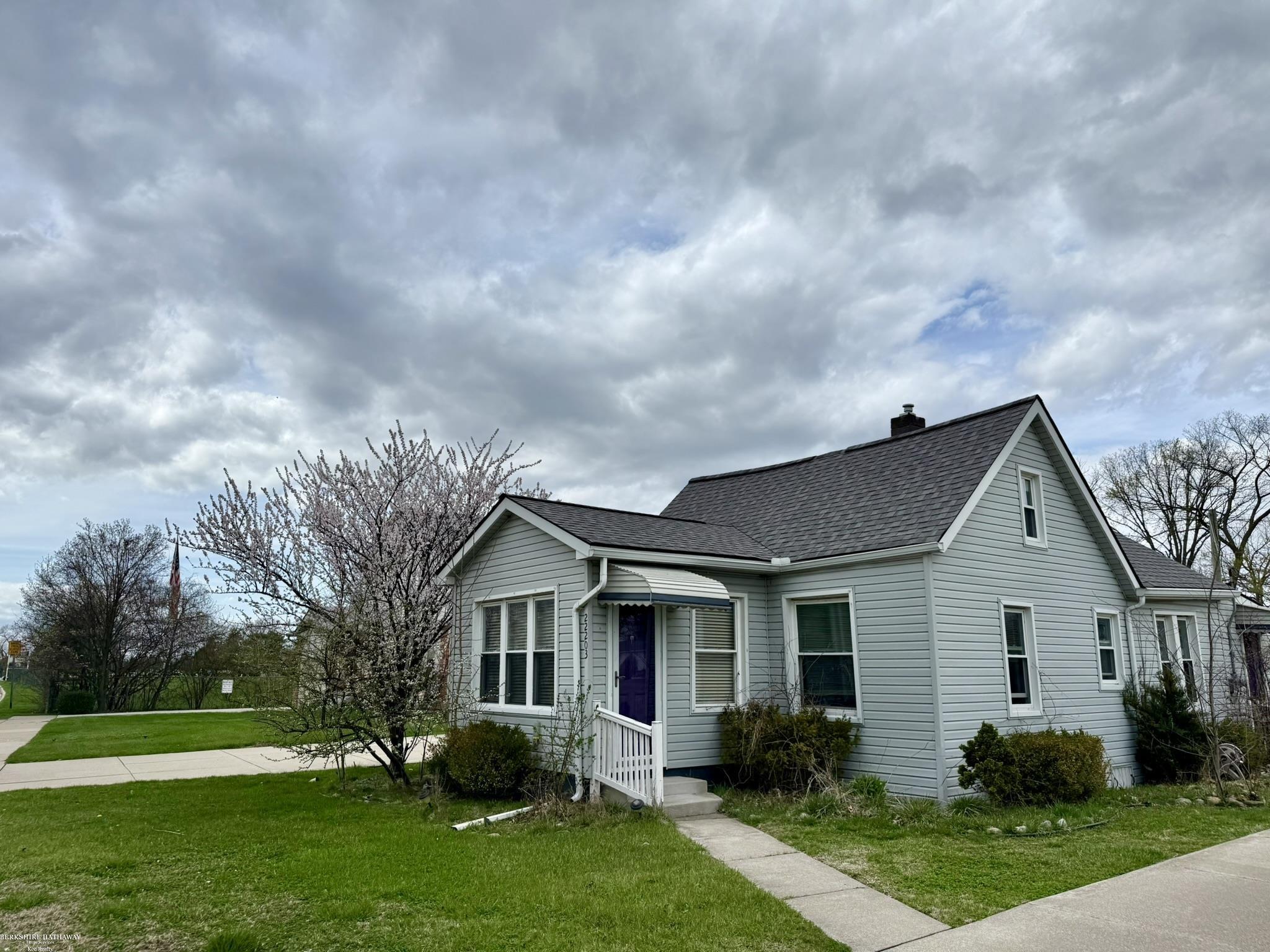 22203 Masonic Blvd, Saint Clair Shores, MI 48082-2908