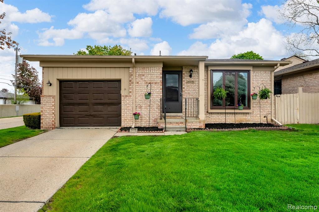 29454 Scarborough Dr Unit 7, Warren, MI 48088-5105