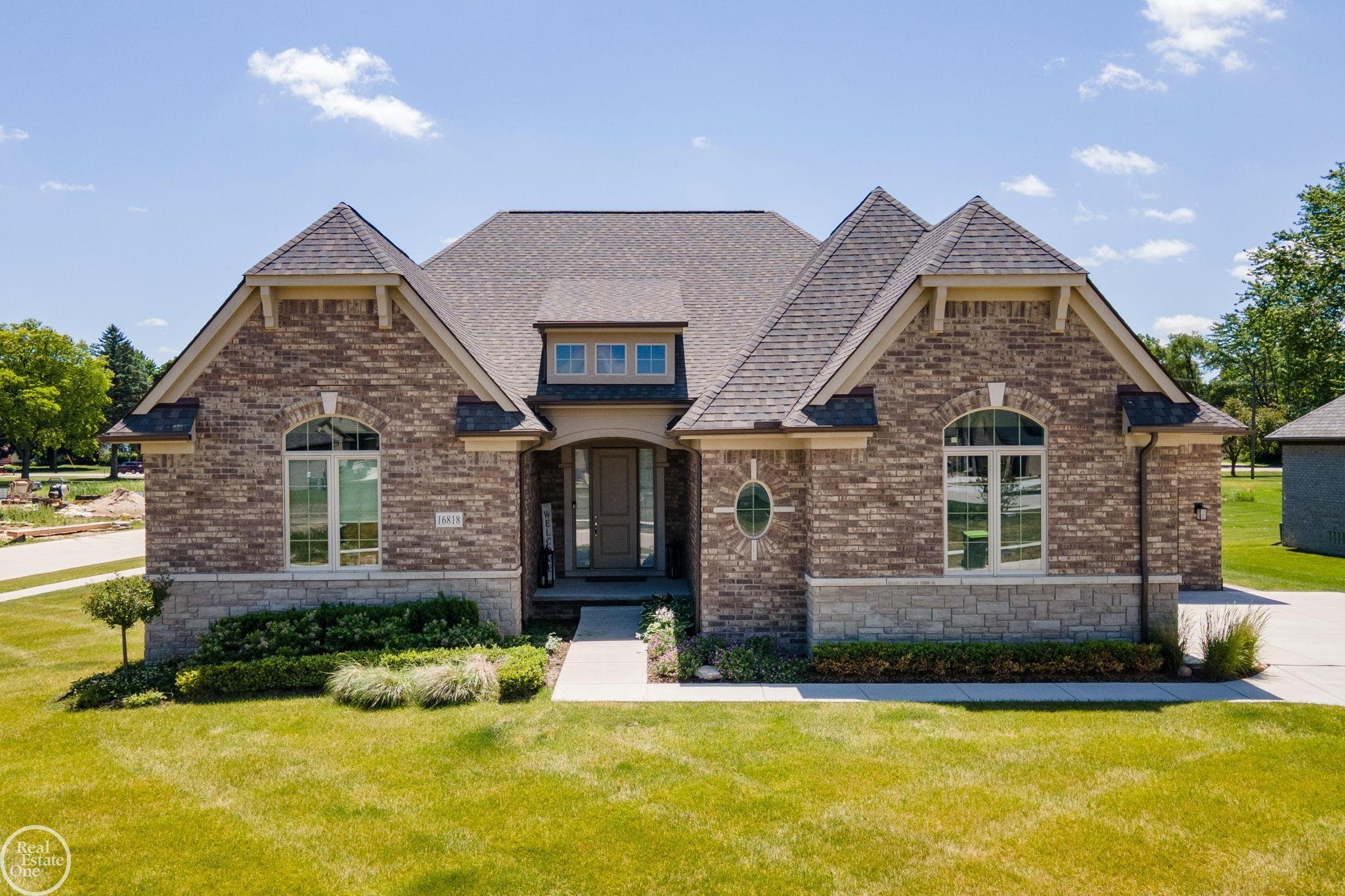 16818 Glenhurst Dr, Macomb, MI 48044-5027