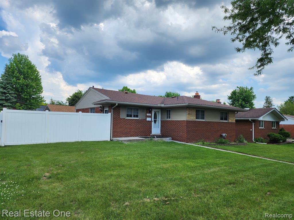 30952 Blossom St, Roseville, MI 48066-4046
