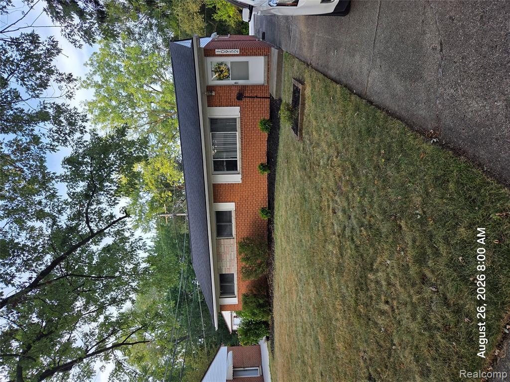 10952 Lesure Dr, Sterling Heights, MI 48312-1243