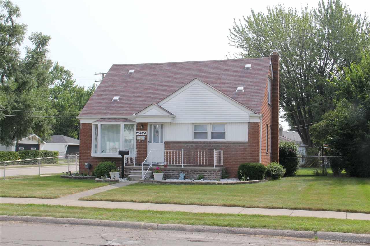 25424 Waldorf St, Roseville, MI 48066-5738