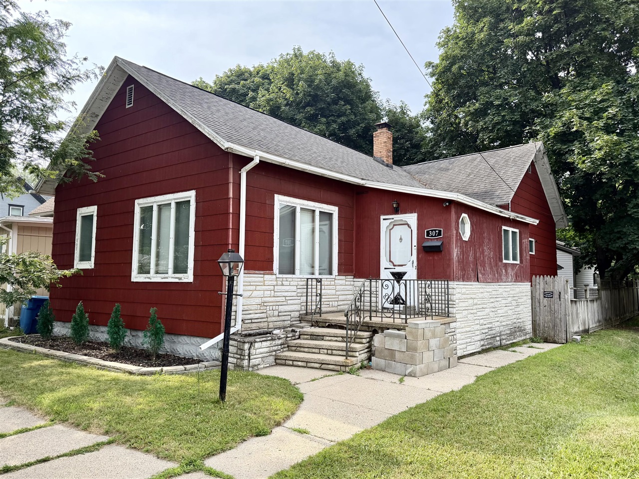 307 6th St, Manistee, MI 49660-1939