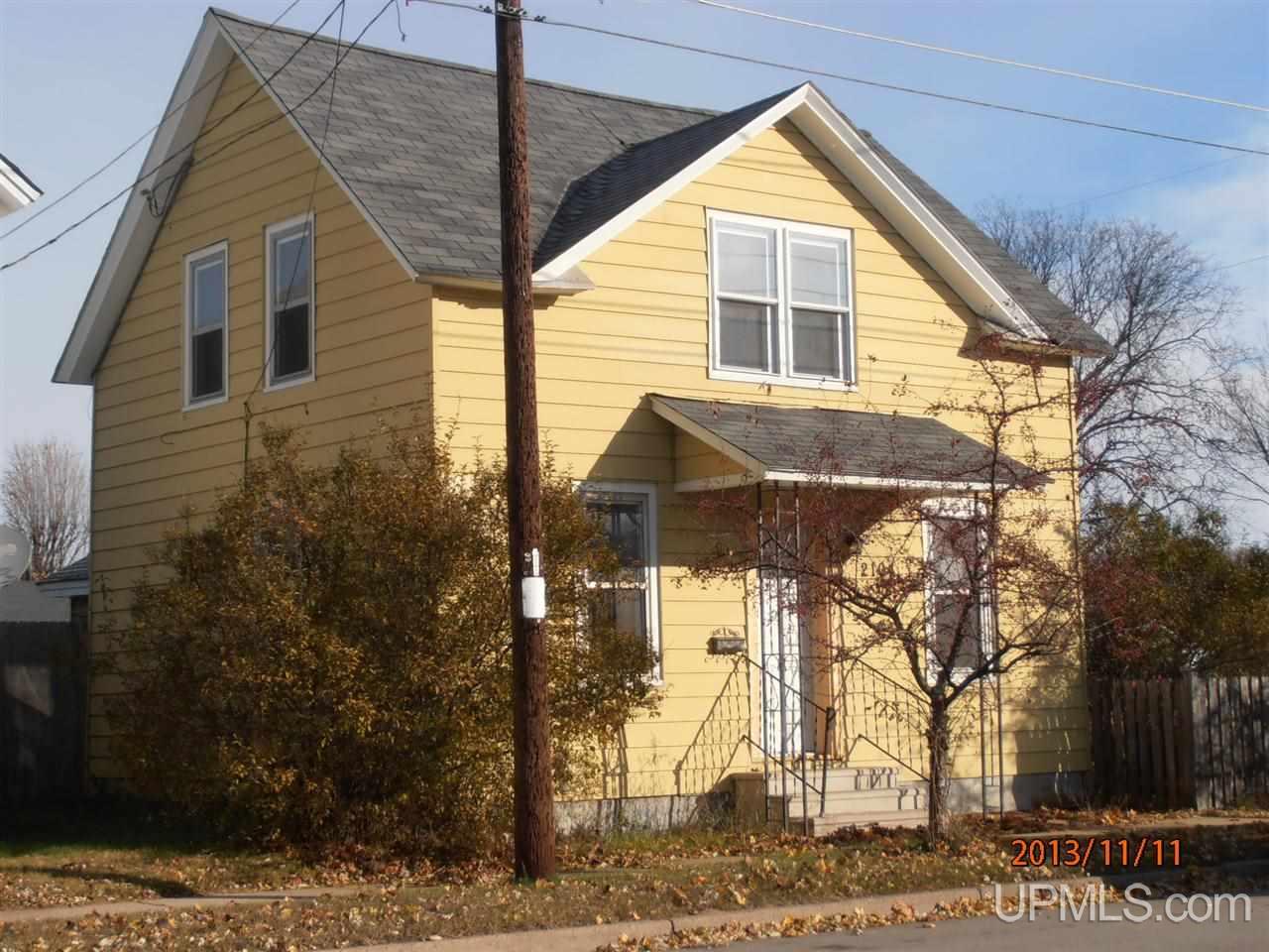 2104 11th Ave, Menominee, MI 49858-2407