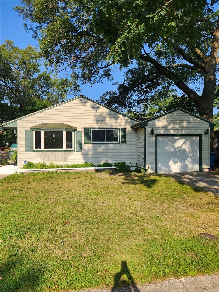 2225 Riordan St, Muskegon Heights, MI 49444-1634