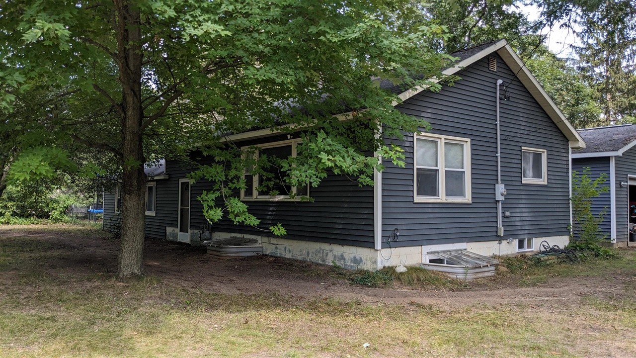 5408 Circle Dr, Muskegon, MI 49442-1811