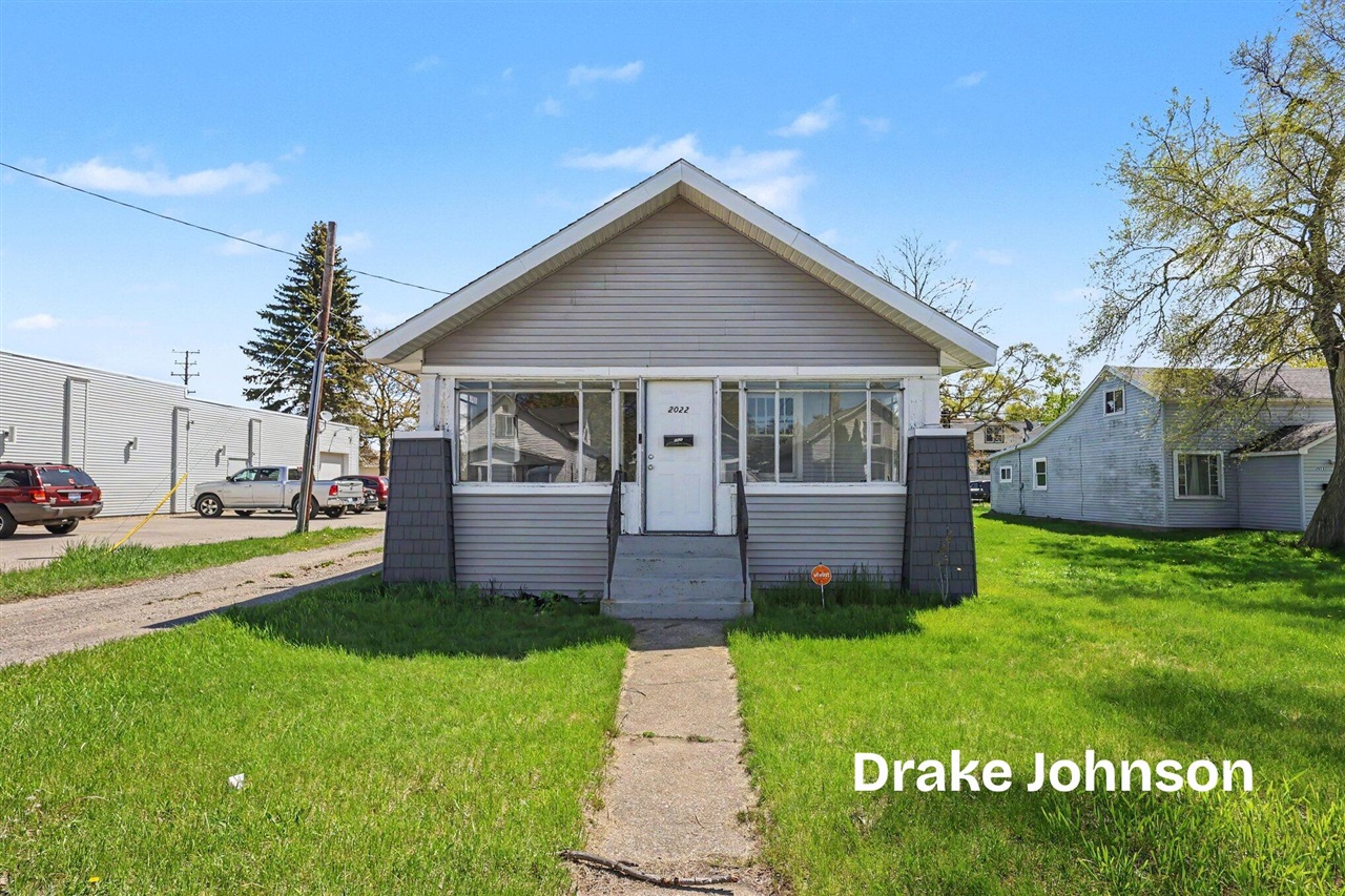 2022 Henry St, Muskegon, MI 49441-3048