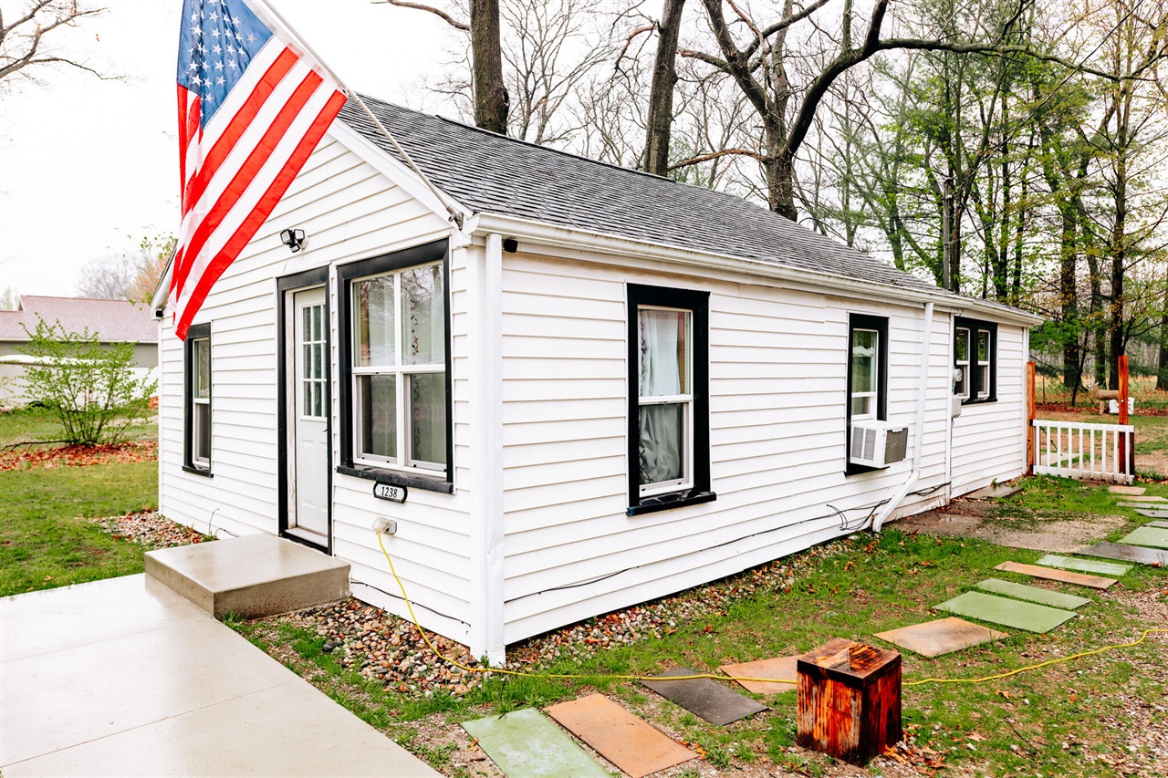 1238 S Forest Dr, Muskegon, MI 49442-4814