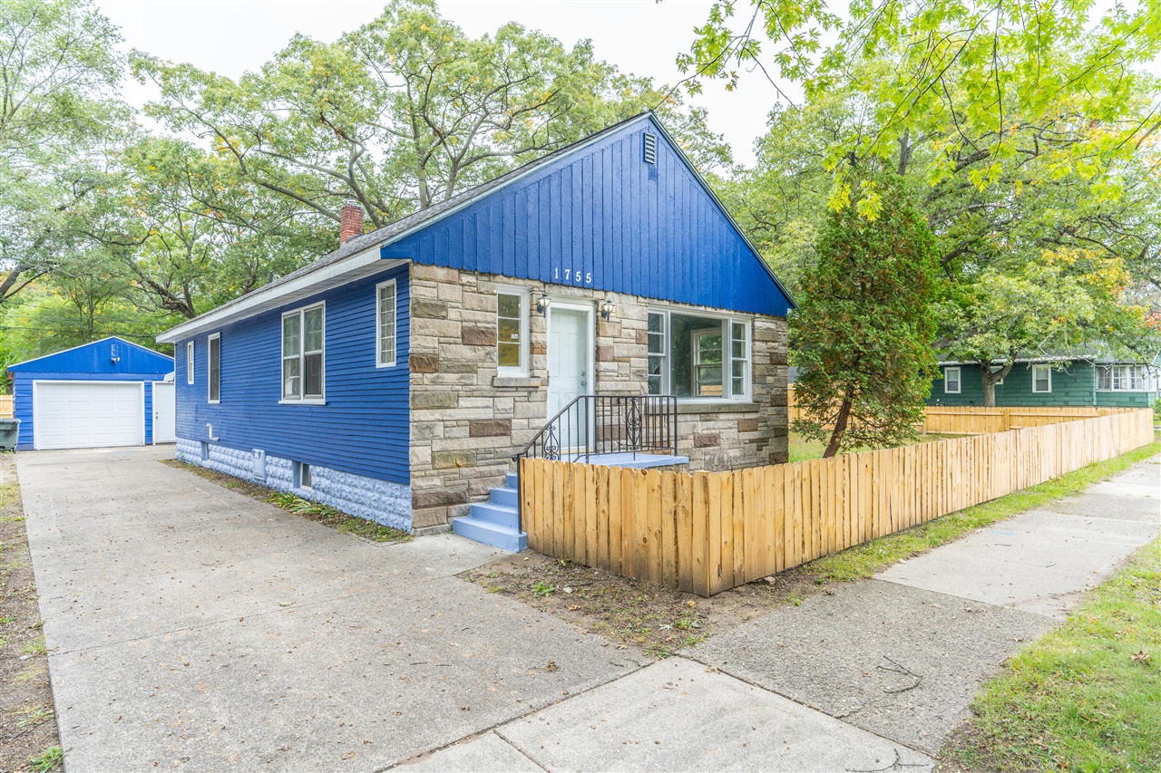 1755 Elwood St, Muskegon, MI 49442-5860