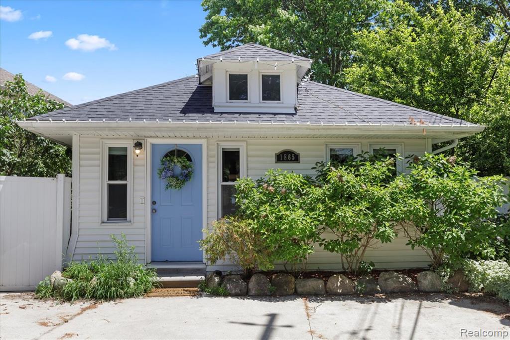 1865 Cass Lake Front Rd, Keego Harbor, MI 48320