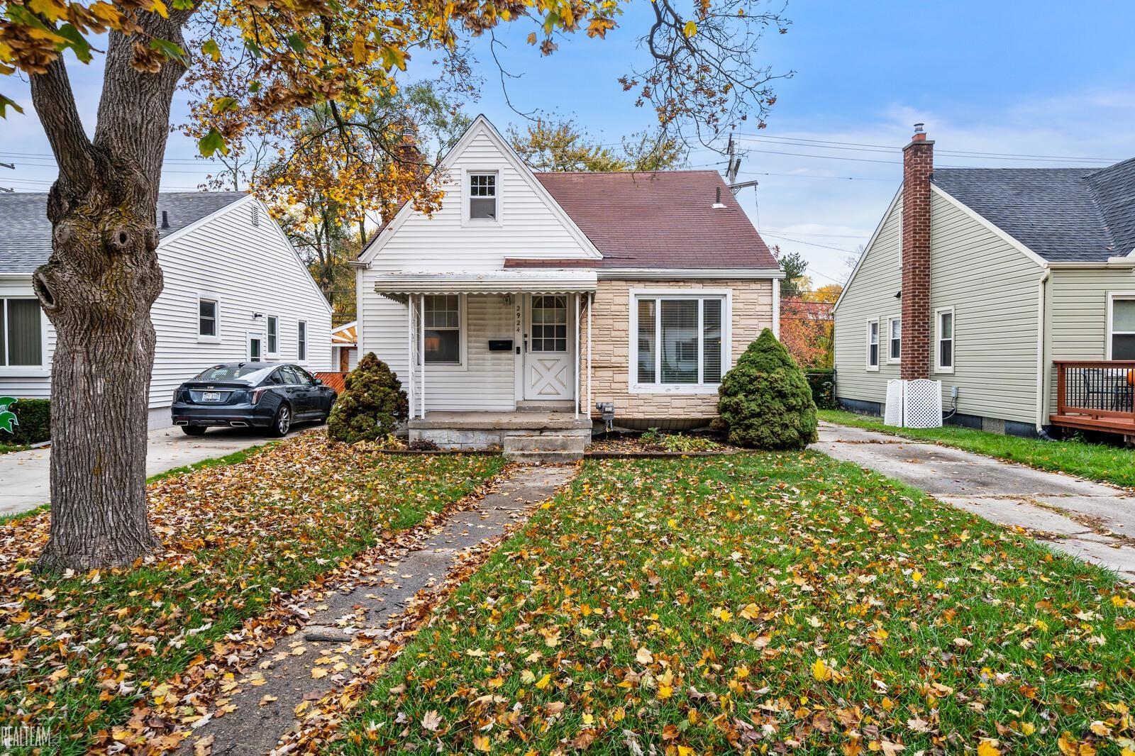 2924 Crooks Rd, Royal Oak, MI 48073