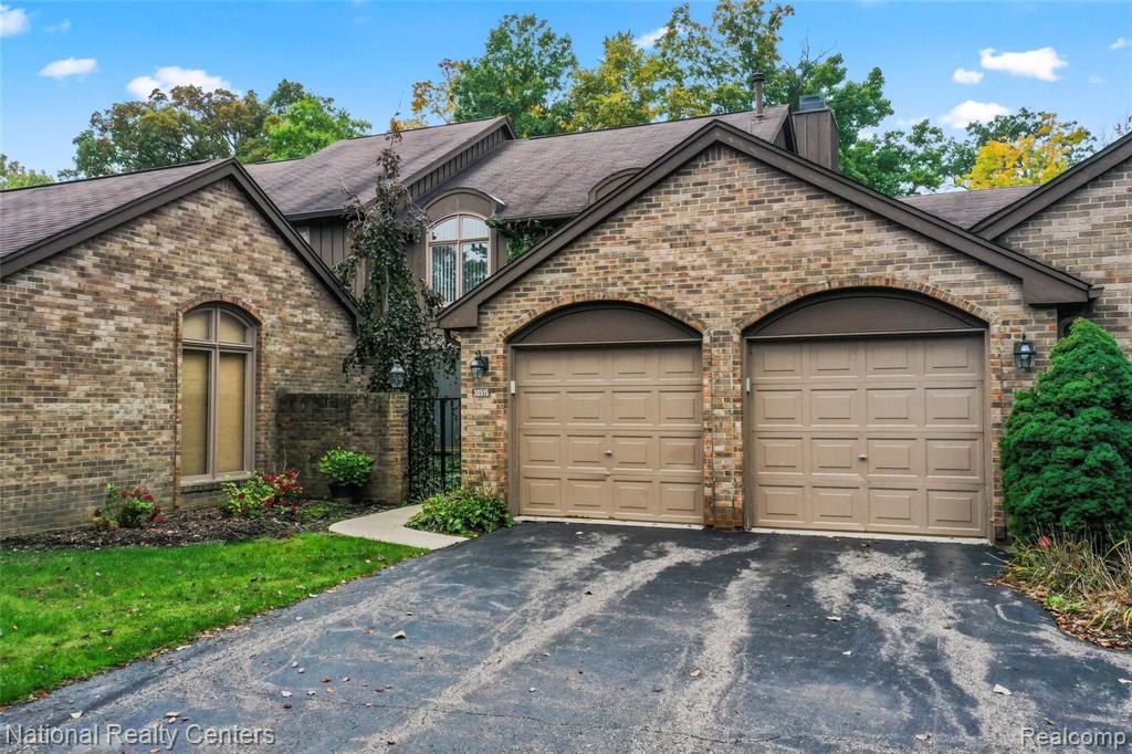 30515 Oakview Way, Bingham Farms, MI 48025-4633