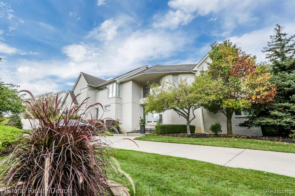 6159 Oak Trl, West Bloomfield, MI 48322-2075