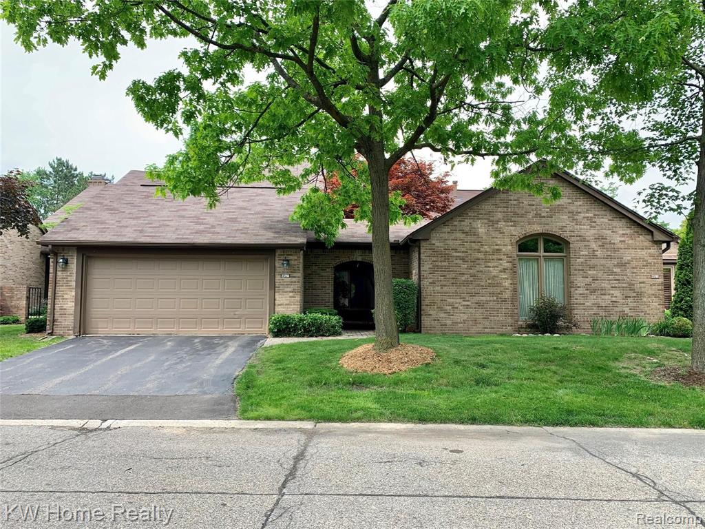 23790 Ravineview Ct, Bingham Farms, MI 48025-4647