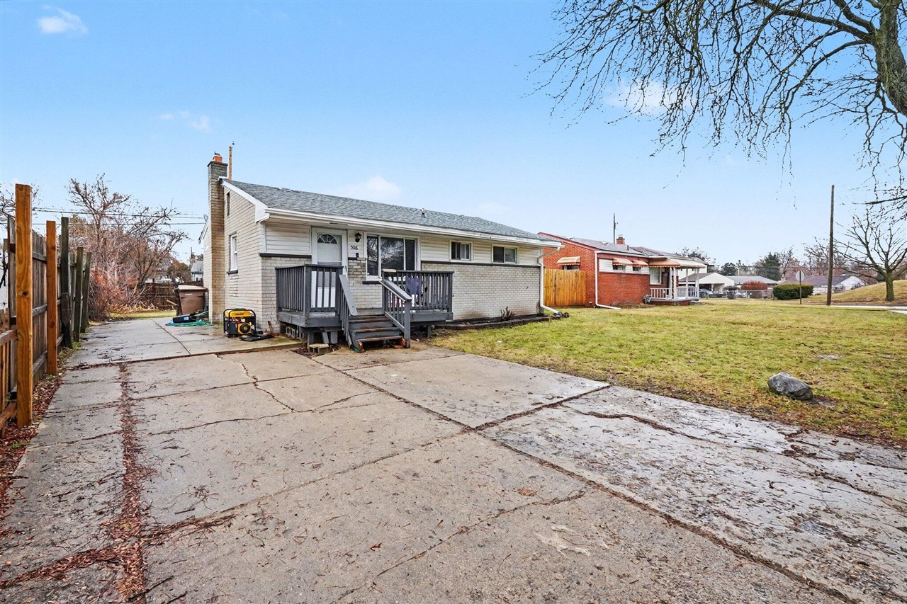 508 Linda Vista Dr, Pontiac, MI 48342-1747