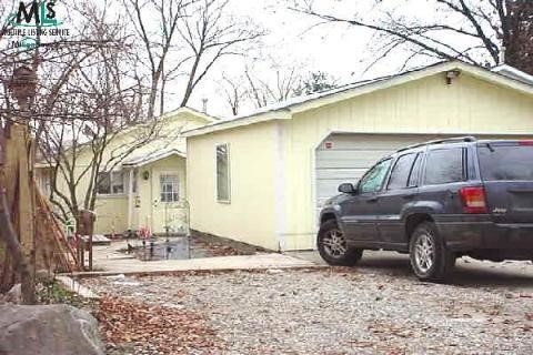1944 Clubview Dr, Highland, MI 48356-1302