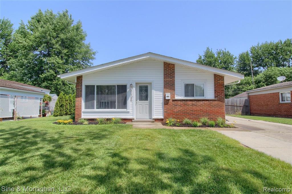 1549 Parkway, Waterford, MI 48328-4357