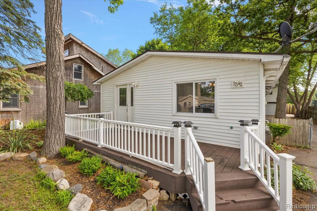 2342 Hartford Ave, Waterford, MI 48327-1115