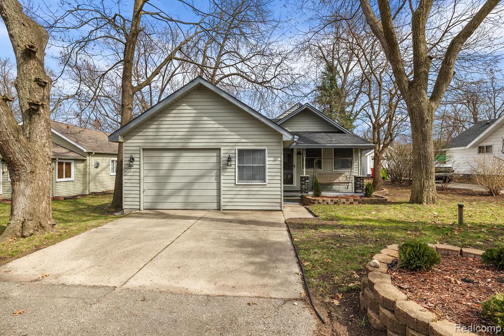 4143 Forbush Ave, West Bloomfield, MI 48323-1086
