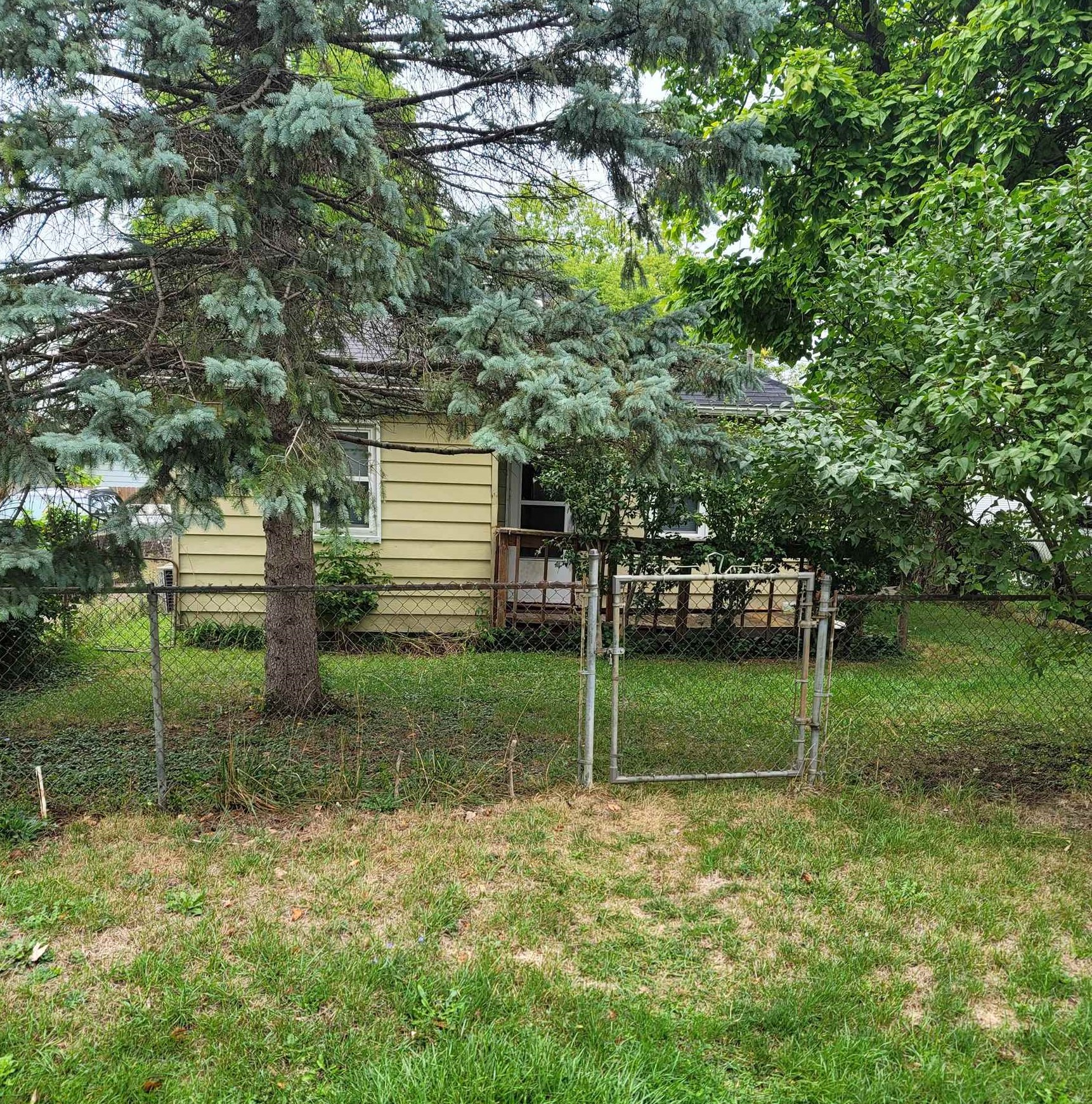 1429 E Decamp St, Burton, MI 48529-1219