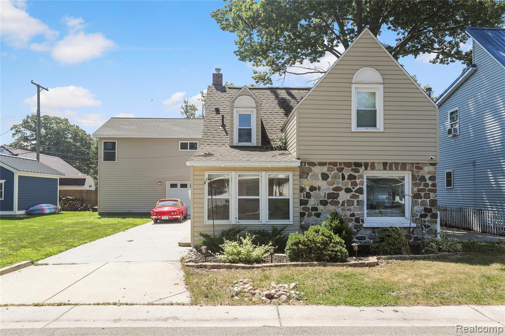 3051 Elmwood Dr, Fort Gratiot, MI 48059