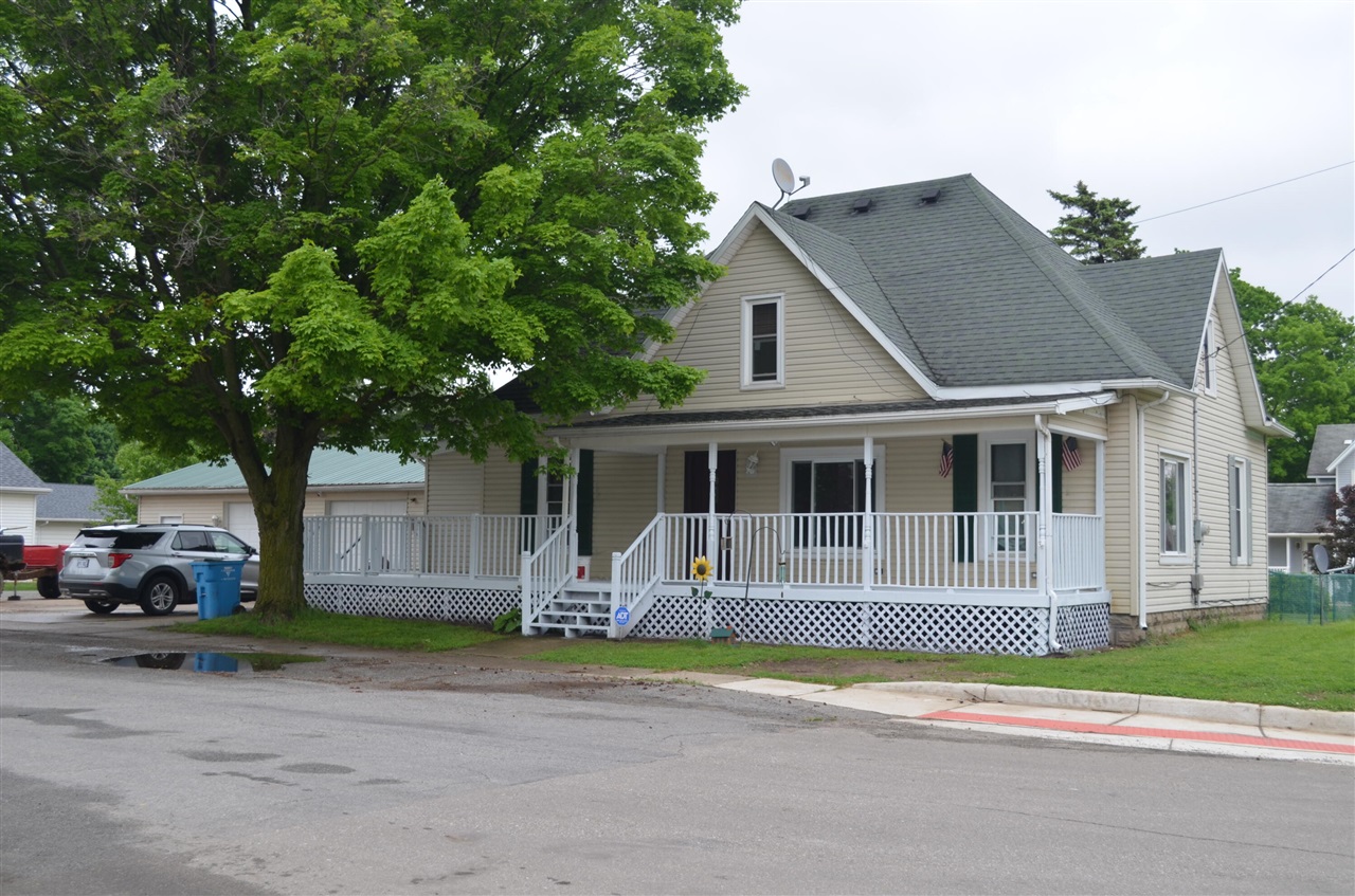 108 Broadway St, Colon, MI 49040-9352
