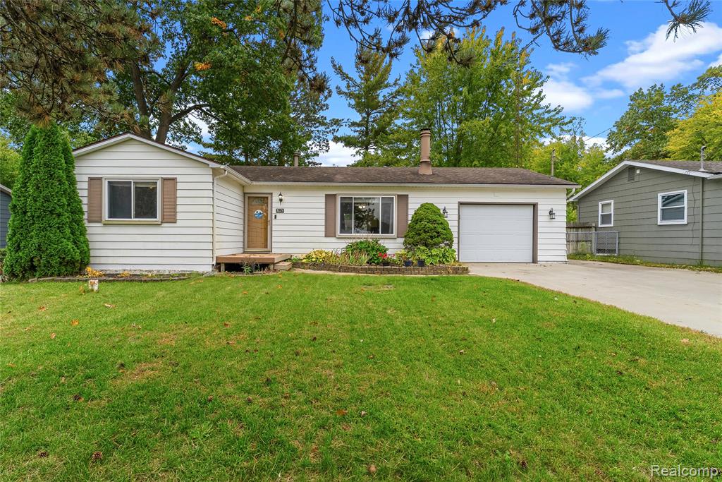 3075 Torrey Beach Dr, Fenton, MI 48430-1365