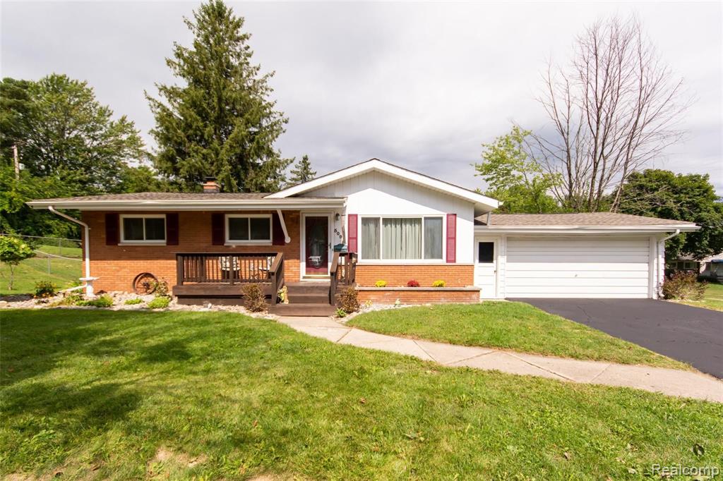 509 Mark Dr, Flushing, MI 48433-2119