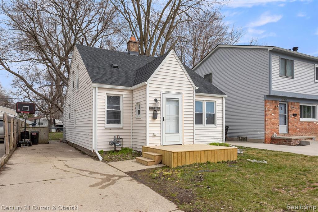 20461 Hollywood St, Harper Woods, MI 48225-1164