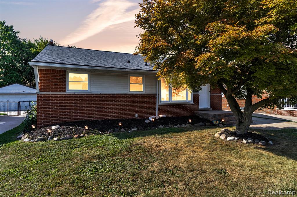 27629 Windsor St, Garden City, MI 48135-2270